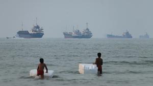 Iran Kembali Menutup Selat Hormuz