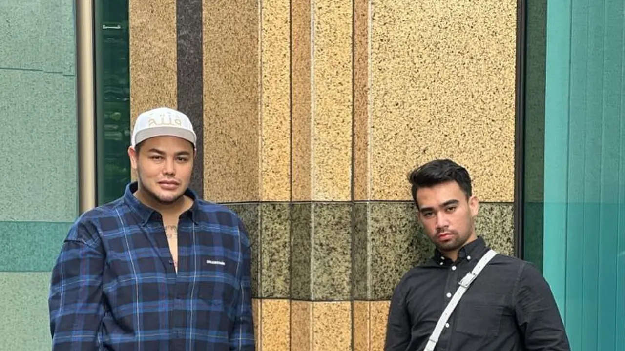 Ivan Gunawan dan Make Up Artist Manscrow Gilang (https://www.instagram.com/p/CqAl2Yspk3P/)