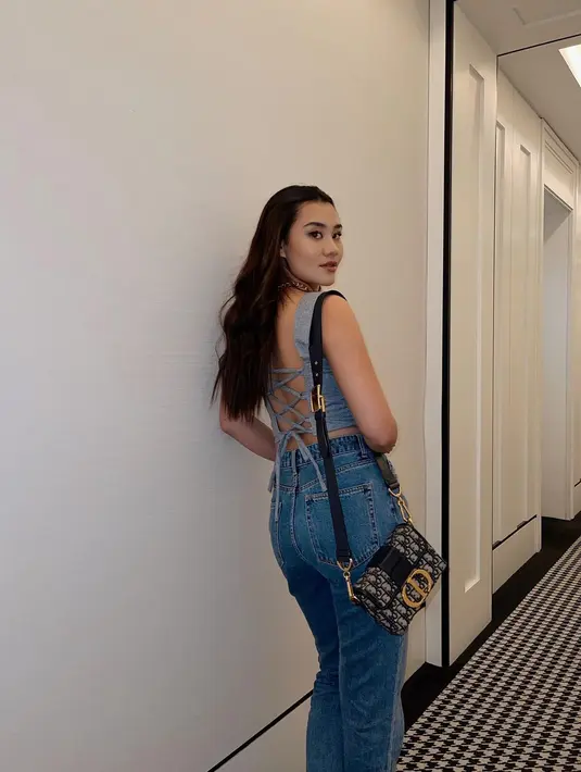 OOTD denim on denim, Aaliyah Massaid memadukan backless top tanpa lengan dengan celana jeans. [Foto: Instagram/aaliyah.massaid]