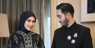 Kali ini Syahnaz kenakan kebaya dengan siluet longgar yang mampu hadirkan tampilan anggun sekaligus nyaman. [Foto: Instagram/ Syahnaz Sadiqah]