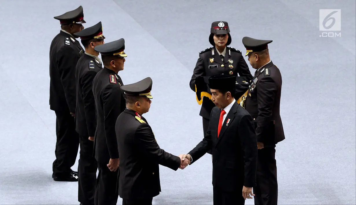 Presiden Joko Widodo atau Jokowi memberikan kenaikan pangkat kepada polisi berprestasi pada peringatan HUT ke-72 Bhayangkara di Istora Senayan, Jakarta, Rabu (11/7). Jokowi meminta personel Polri membuang budaya koruptif. (Liputan6.com/JohanTallo)