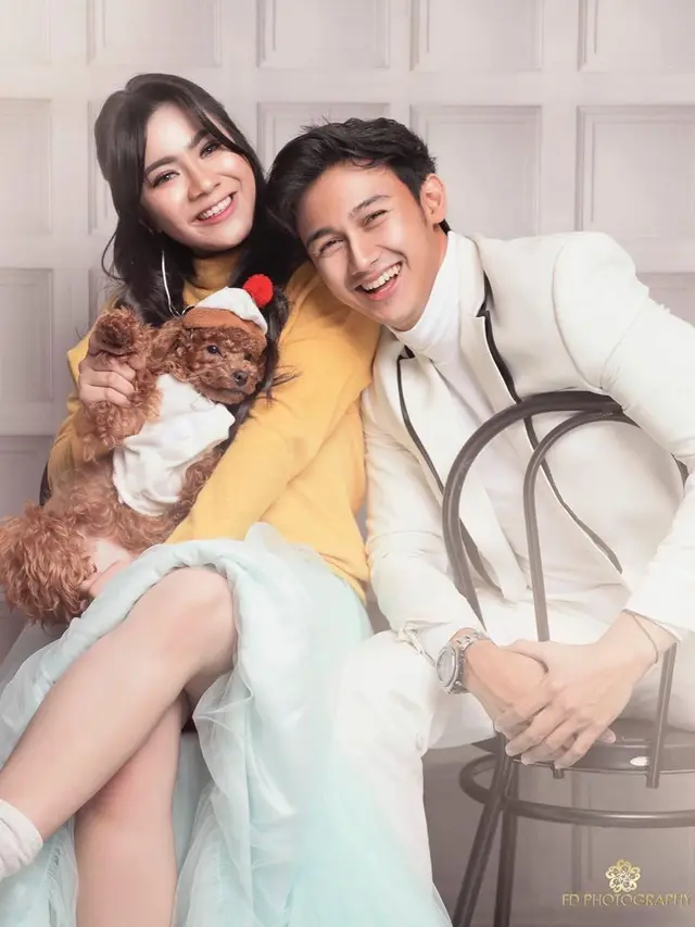 Bak Keluarga, Ini 6 Potret Caesar Hito dan Felicya Angelista Bersama Anjing Kesayangannya