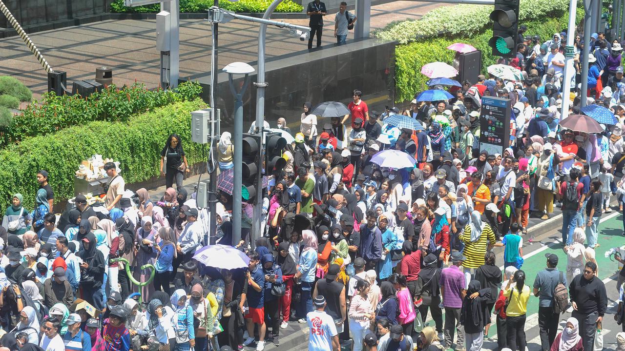 Warga serbu stand UMKM yang ramaikan pesta rakyat Prabowo-Gibran