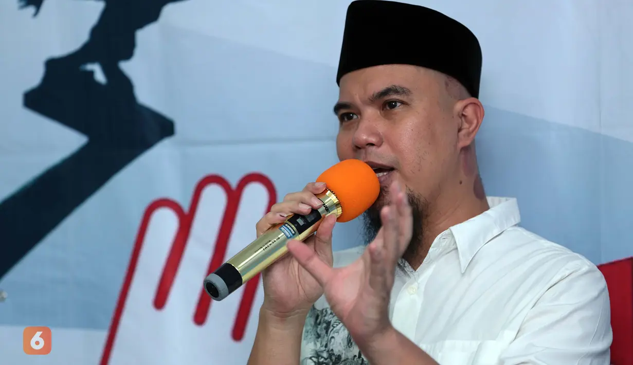 "(Bukan ditahan) Cuma break. Sampai jam 2 pagi kami break. Enggak (pulang). (Dhani) Di sini nunggu di Polres. Saya juga udah di Polres dari setengah 8. Iya (Dhani nginep)," ujar Ali Lubis pengacara Ahmad Dhani saat dihubungi. (Adrian Putra/Bintang.com)