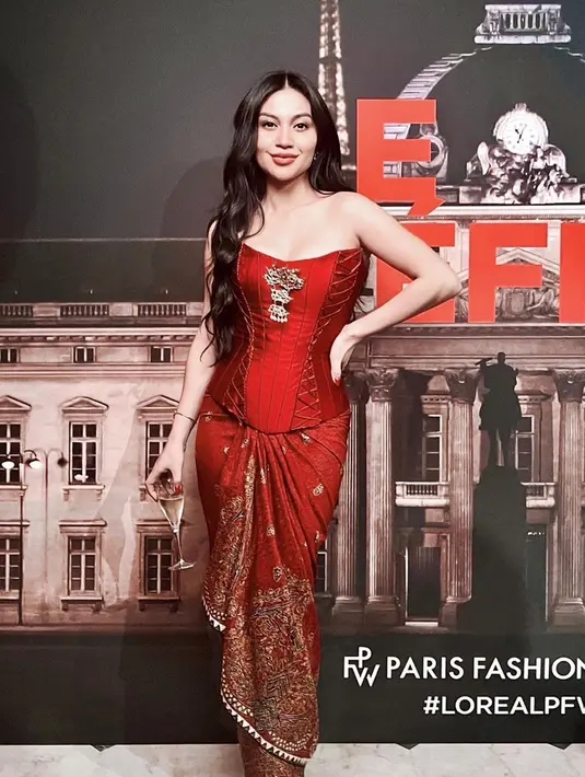 Tubuh curvy Ariel Tatum terbalut sempurna dengan wrapped skirt dan bustier merah. Wrapped skirt yang digunakan bisa mengaburkan ilusi pinggang yang besar [@arieltatum]