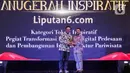 <p>Chief Content Officer (COO) KapanLagi Youniverse, Wens Manggut (kanan) memberikan plakat kepada Kepala Diskominfo Kabupaten Bandung Yosep Nugraha yang mewakili Bupati Kabupaten Bandung, Dadang Supriatna saat acara Anugerah Inspiratif Liputan6.com di hotel Shangri La, Jakarta, Rabu (31/7/2024). Bupati Kabupaten Bandung, menerima penghargaan " Tokoh Inspiratif Pegiat Transformasi Inklusi Digital Pedesaan dan Pembangunan Insfrastuktur Pariwisata". (Liputan6.com/Herman Zakharia)</p>