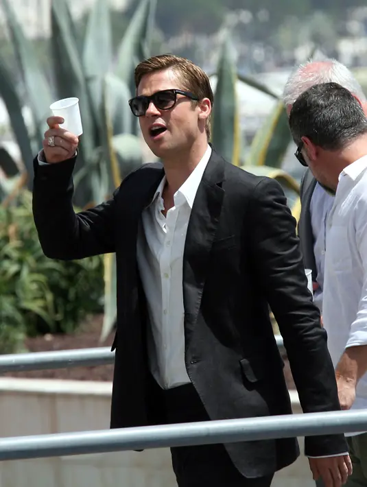  Berita gugatan cerai Jolie diikuti dengan berbagai alasan atas gugatan tersebut, salah satunya adalah orang ketiga. Diragukan kebenarannya Pitt dituduh berselingkuh dengan beberapa wanita, yang salah satunya adalah Marion Cotillard. (AFP/Bintang.com)