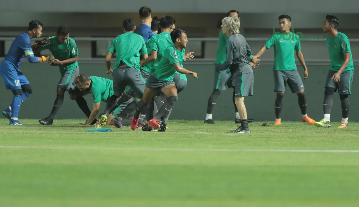 Ilija Spasojevic jatuh saat bermain games dengan rekan-rekannya pada latihan di Stadion Pakansari, Bogor, (26/4/2018). Indonesia melawan Bahrain pada laga perdana PSSI Anniversarry Cup 2018 . (Bola.com/Nick Hanoatubun)
