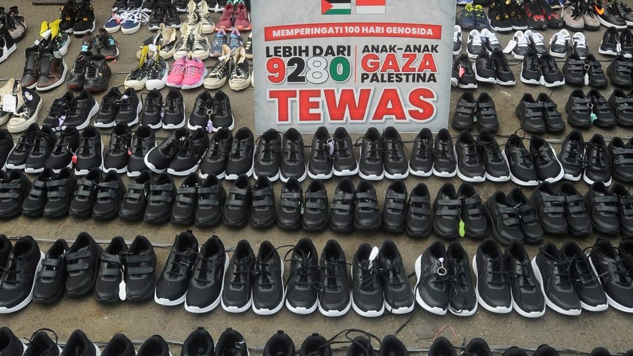 FOTO: Seratus Hari Genosida di Gaza, Massa Demonstran Kirim Seribu Pasang Sepatu Anak-Anak ke Kedubes AS di Jakarta