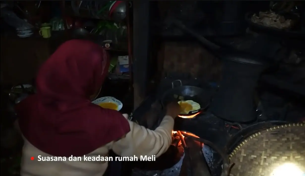 Masuk ke area dapur, orang tua Melly masih menggunakan tungku untuk memasak. Selain tungku juga digunakan untuk menyimpan kayu bakar  untuk masak. [Youtube/Melly Lee]