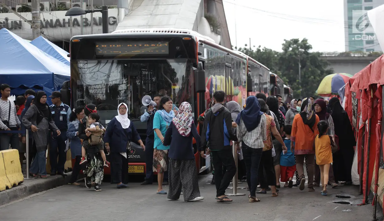 Penumpang mengantre menaiki bus Transjakarta Tanah Abang Explorer di Tanah Abang, Jakarta, Sabtu (3/2).  Pengoperasian bus ini dilakukan setelah sopir angkot di Tanah Abang setuju untuk bergabung dalam program OK-Otrip. (Liputan6.com/Arya Manggala)