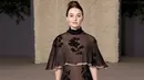 <p>Penampilan menarik lainnya hadir dari Kaitlyn Dever. Ia memilih mengenakan dress dari koleksi Dior Cruise 2023. Ini adalah black silk chiffon embroidered dress yang sederhana, namun memberikan penampilan keseluruhan yang sempurna. Foto: Document/Dior.</p>