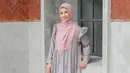Padu padan dress dengan aksen ruffle dan hijab warna soft pink untuk tampil manis. [Foto: IG/natasharizkynew].