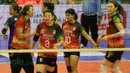 Para pemain Jakarta Electrik PLN merayakan kemenangan atas Jakarta PGN Popsivo pada laga perdana Proliga 2016 putaran pertama di GOR Ken Arok, Malang, Jumat (19/2/2016). (Bola.com/Nicklas Hanoatubun)