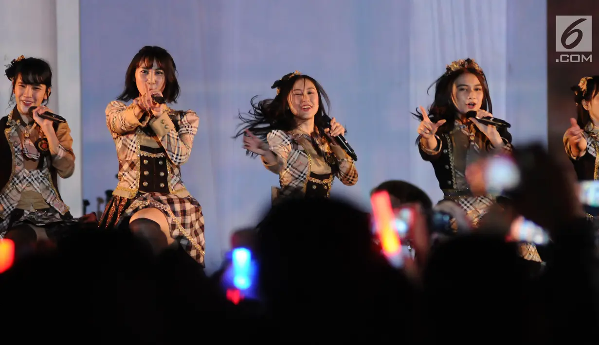 Kelompok penyanyi wanita JKT48 tampil membawakan lagu saat pembukaan rangkaian kegiatan perayaan 60 tahun hubungan diplomatik Indonesia-Jepang. di depan area Museum Fatahillah, Jakarta, Jumat (19/1). (Liputan6.com/Helmi Fithriansyah)