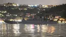 Salah satu dari tiga kapal angkatan laut Rusia, kapal pendarat besar kelas Ropucha "Georgy Pobedonosets" berlayar melalui Selat Bosphorus dalam perjalanan ke Laut Hitam melewati kota Istanbul (9/2/2022). (AFP/Ozan Kose)