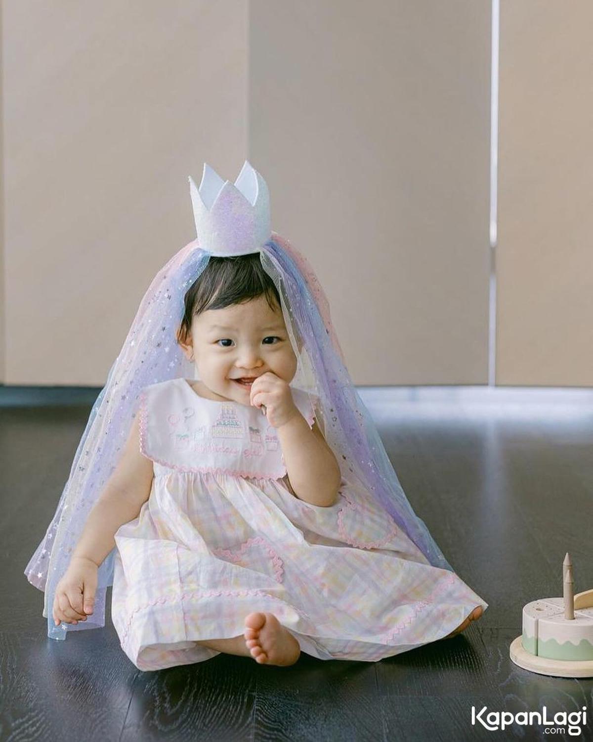 7 Potret Ulang Tahun Julia Putri Jessica Tanoe, Cantik Kenakan Mahkota dan Veil - Ekspresinya Menggemaskan Saat Makan Kue Tart
