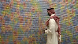 Seorang pria Saudi melihat karya seni seniman Korea Do Ho Suh di Pusat Kebudayaan Dunia King Abdulaziz, juga dikenal sebagai Ithra, di Dammam, Arab Saudi, Minggu (27/6/2021).  Pusat ini dibangun oleh Saudi Aramco dan diresmikan oleh Raja Salman pada 2016. (AP Photo/Amr Nabil)