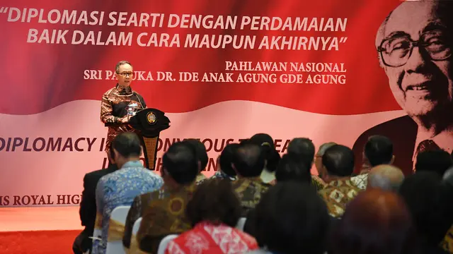 Wakil Menteri Luar Negeri RI, Mahendra Siregar dalam acara penghargaan Dr. Ide Anak Agung Gde Agung.