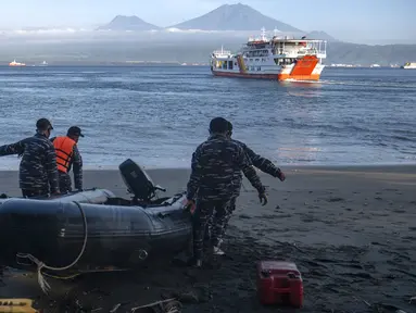 Personel TNI AL bersiap untuk operasi pencarian dan penyelamatan korban kapal penumpang KMP Yunicee yang tenggelam dekat Pelabuhan Gilimanuk, Bali, Rabu (30/6/2021). Hingga pagi tadi, telah terevakuasi selamat 39 orang, meninggal 7 orang, dan masih dalam pencarian 11 orang. (AP Photo/Fauzy Chaniago)