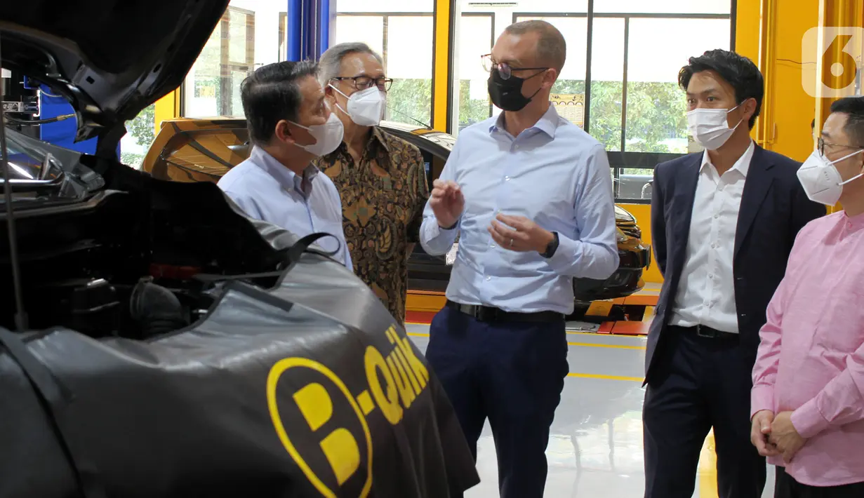 CEO LMI, Eddy Mumin berbincang dengan President Director PT BQuik Otomotif Indonesia Vincent Lennert Goettsch di B-Quik Pluit Village, Jakarta, Kamis (29/04/2021). Kehadiran B-Quik yang menempati area sekitar 400m2 di mal dapat melengkapi fasilitas dan keberagaman tenant. (Liputan6.com/Fery Pradolo)