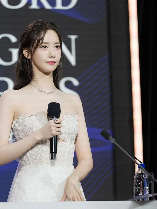Sayangnya, banyak netizen yang menyayangkan penampilan YoonA mengenakan gaun ini. [Foto: Instagram/yoona__lim]