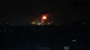 Sebuah ledakan serangan udara Israel terlihat di Kota Gaza (15/1/2020). Israel dilaporkan menargetkan beberapa situs militer Hamas di Jalur Gaza utara setelah mengklaim bahwa gerilyawan Palestina telah menembakkan empat roket ke Israel selatan. (AP Photo/Adel Hana)