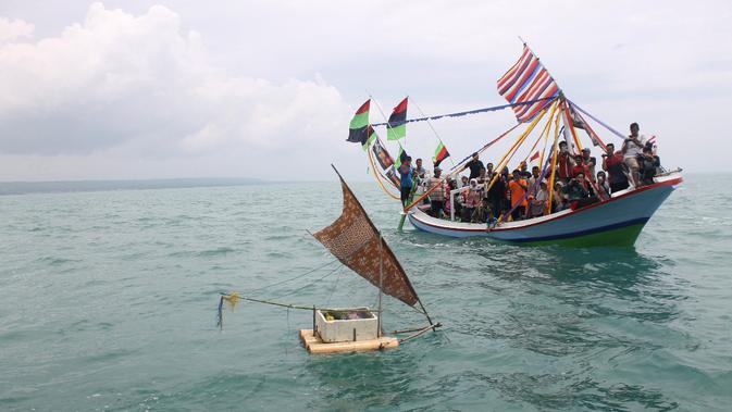 Antuasiasme warga dan nelayan mengikuti tradisi Petik Laut di Desa Aengdake, Kecamatan Bluto, Kabupaten Sumenep, Jawa Timur. (Liputan6.com/Mohamad Fahrul)