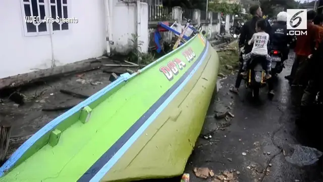 Terjangan tsunami di Lampung hancurkan sejumlah rumah dan seret perahu sampai daerah permukiman.