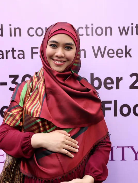 Oki Setiana Dewi memasarkan bisnis fesyennya ini melalui toko, pasar, hingga online. Wanita cantik berhijab ini melihat perkembangan serta prospek bisnis busana muslimah saat ini sangat menjanjikan. (Andy Masela/Bintang.com)