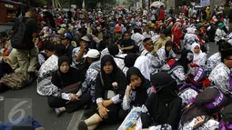 Ribuan guru honorer dan anggota PGRI bertahan di Jl. Asia Afrika, Senayan, Jakarta, Selasa (15/9/2015). Sebelumnya guru honorer sempat melakukan unjuk rasa di depan gedung DPR/MPR RI menuntut status honorer K2 menjadi PNS. (Liputan6.com/Yoppy Renato)