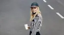 Louis Vuitton baru saja merilis koleksi heels yang terinspirasi sneaker LV Archlight. Heels terbaru ini dikenakan oleh Chiara Ferragni yang dikenal sebagai fashion icon Italia. (Louis Vuitton)