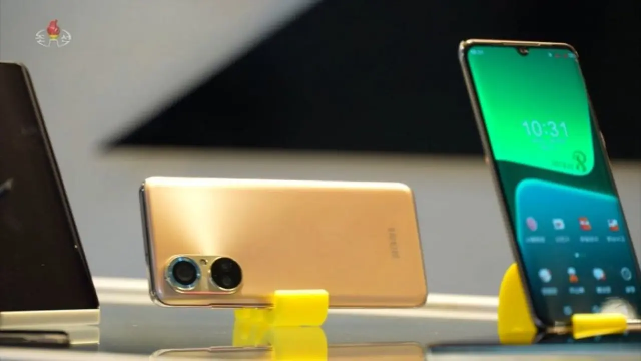 Smartphone besutan Korea Utara Samtaesong8 yang diperkenalkan di KCTV