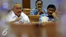 Gubernur Sumsel, Alex Noerdin (kiri) bersama Wagub DKI Jakarta, Djarot Syaiful Hidayat saat mengikuti Rapat Dengar Pendapat (RDP) dengan Komisi X DPR di Kompleks Parlemen, Senayan, Jakarta, Senin (25/4). (Liputan6.com/Johan Tallo)
