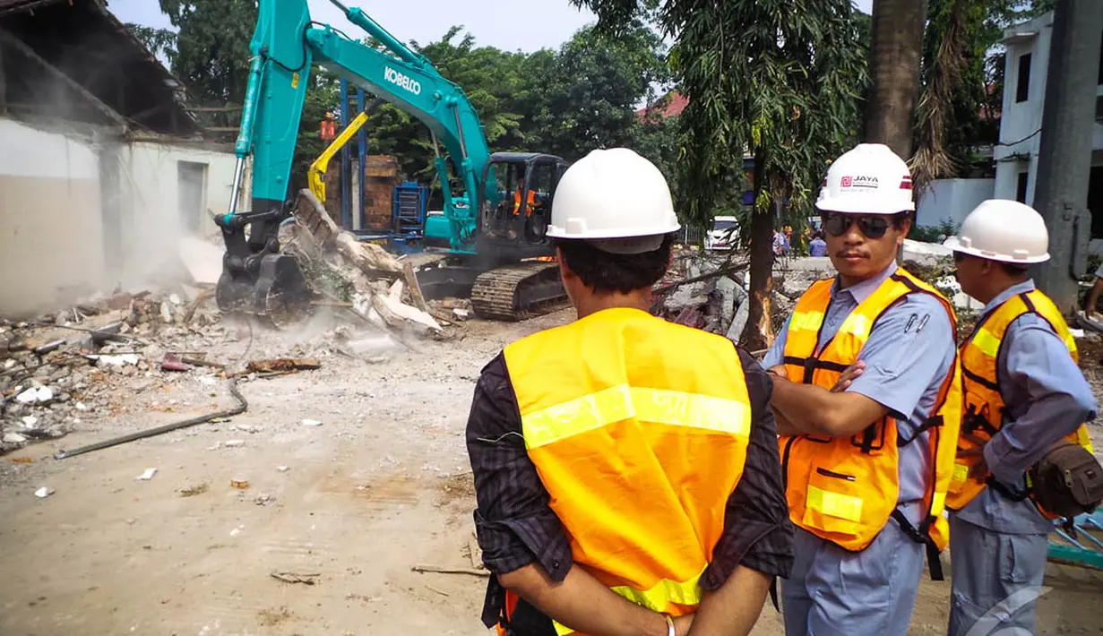 Sebanyak empat terminal bus di Jakarta akan di revitalisasi, revitalisasi ini dilakukan dalam rangka meningkatkan pelayanan angkutan umum bagi seluruh warga. (Liputan6.com/Faizal Fanani)