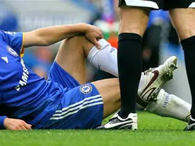 Gelandang Chelsea, Joe Cole mengerang kesakitan yang membuatnya cedera panjang dalam laga premiership di Stamford Bridge pada 5 Oktober 2008. AFP PHOTO/Carl de Souza