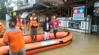 Petugas dan relawan BPBD mengevakuasi penduduk yang terendam banjir di Sidareja, Cilacap, Desember 2017 usai dipicu cuaca ekstrem. (Foto: Liputan6.com/Muhamad Ridlo)