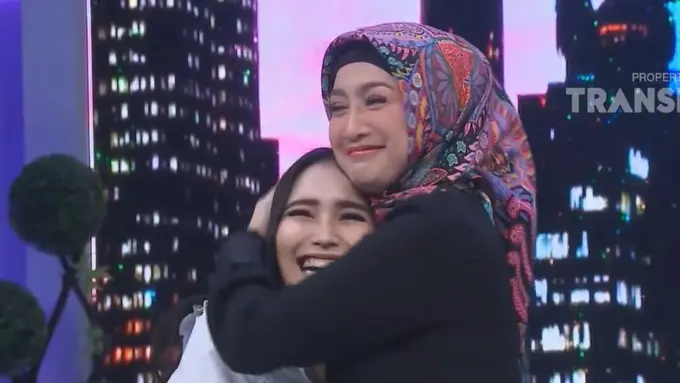 Desy Ratnasari dan Ayu Ting Ting (YouTube/TRANS TV Official)