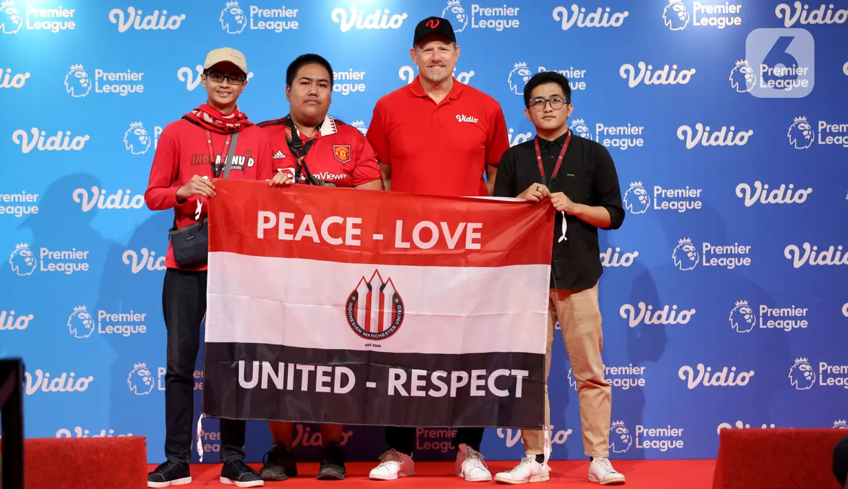 Kiper legendaris Manchester United Peter Schmeichel berfoto bersama penggemar dalam acara Community Meet and Greet di SCTV Tower, Jakarta, Jumat (4/8/2023). Kiper asal Denmark itu hadir di Tanah Air guna memenuhi undangan Vidio selaku official broadcaster Liga Inggris jelang menyambut kompetisi 2023/2024. (Liputan6.com/Johan Tallo)
