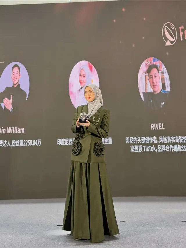 Adu Gaya Formal Fuji Utami dan Ria Ricis Jadi Pembicara di China, Padukan Setelan Blazer dan Rok