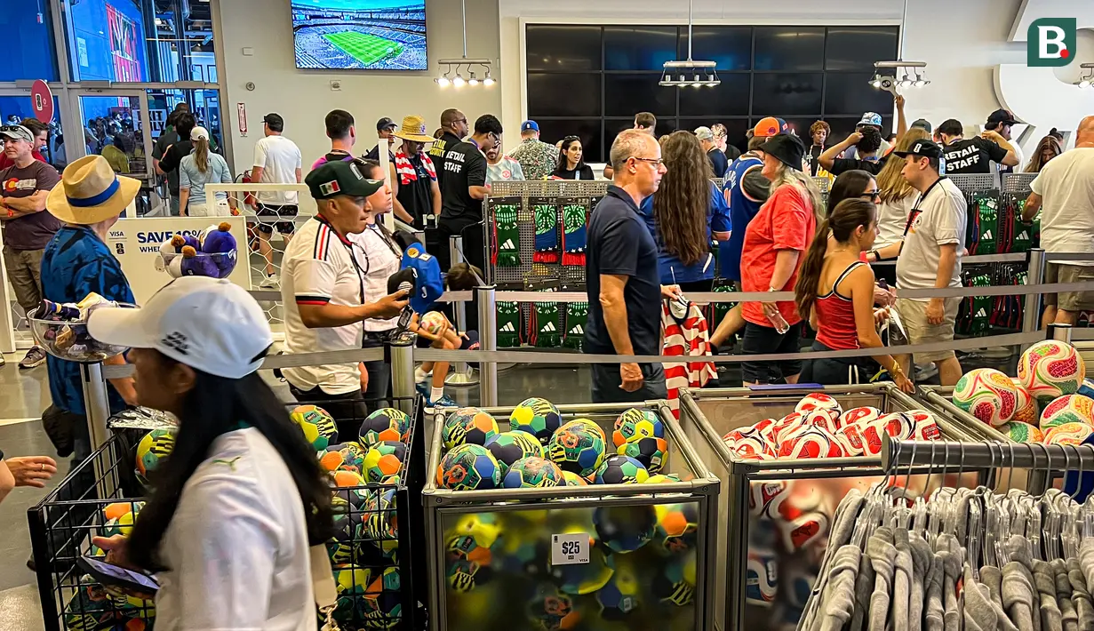 Ratusan suporter memadati FIFA Store di MetLife Stadium, East Rutherford, New Jersey, Amerika Serikat, untuk berburu merchandise resmi Piala Dunia 2026 menjelang laga fase grup Prancis melawan Senegal. Berbagai produk seperti bola resmi pertandingan, jersey, syal, hingga aksesori tim nasional menjadi incaran para penggemar dari berbagai negara. Antusiasme tinggi membuat area toko dipenuhi pengunjung yang rela mengantre demi mendapatkan suvenir resmi turnamen. (KLY Sports/Hery Kurniawan)