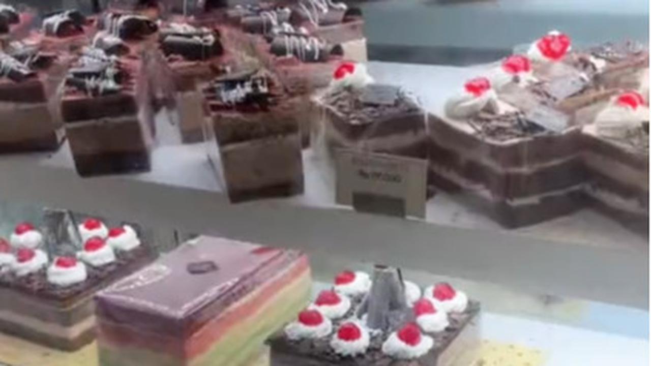 Suami Sibuk Bekerja, Momen Istri Rayakan Ultahnya Sendiri Ini Curi Perhatian