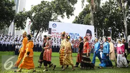 Peserta upacara memperingati Hari Pendidikan Nasional 2016 menggunakan baju adat di Kemdikbud, Jakarta, Senin (2/5).  Upacara tersebut diikuti oleh seluruh pegawai kemendikbud dan perwakilan sekolah-sekolah di Jakarta. (Liputan6.com/Faizal Fanani)