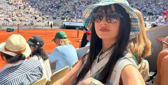 Bintang film dan model itu menyaksikan pertandingan tenis semifinal Karolina Muchova melawan Aryna Sabalenka pekan lalu. [Foto: IG/ralineshah].