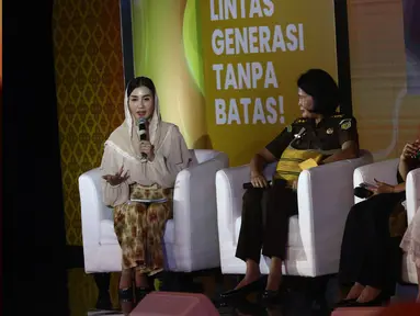 Ketua DEKRANASDA Kabupaten Trenggalek Novita Hardini Mochamad,  Kepala Bidang Penyuluhan Hukum dan Penerangan Hukum KAPUSPENKUM Kejagung RI Marta Parulina Berliana, dan Deputi kesetaraan gender Kemenppa Leny Nurhayanti Rosalin saat talkshow dalam Festival 6 di The Dome, Mal Senayan Park, Jakarta Pusat, Sabtu (8/7/2023). (Liputan6.com/Angga Yuniar)