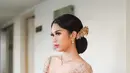 Saat menikah, Azizah tampil cantik dengan kebaya rancangan desainer Asky Febrianti. [@azizahsalsha_].