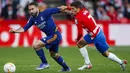 Bek Real Madrid Dani Carvajal berebut bola dengan gelandang Granada Alberto Soro dalam laga lanjutan Liga Spanyol di Stadion Nuevo Los Carmenes, Senin (22/11/2021) dini hari WIB.  Real Madrid menang telak dengan skor 4-1 atas tuan rumah Granada. (AP Photo/Fermin Rodriguez)