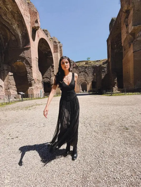 Seperti di potret ini, Mikha Tambayong tampil fierce dengan sleeveless hitam rok berenda dan boots. Sematan kalung tipis dari Bulgari [@miktambayong]