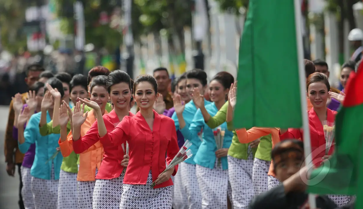 Sejumlah mojang Bandung mengenakan pakaian tradisional sunda melambai-lambaikan tangan saat melakukan "Historical Walk" dalam peringatan ke-60 tahun Konferensi Asia Afrika di jalan Asia Afrika, Bandung, Jumat, (24/4/2015).  (Liputan6.com/Herman Zakharia)