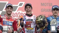 Pebalap Repsol Honda, Marc Marquez (tengah), menyegel titel musim 2016 setelah menjadi juara MotoGP Jepang di Motegi, sedangkan duo Movistar Yamaha, Valentino Rossi dan Jorge Lorenzo, gagal finis karena terjatuh. (Sky Sports Italia)